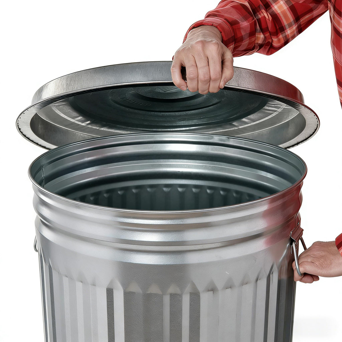 31 Gallon Galvanized Steel Trash Can with Lid Q473910